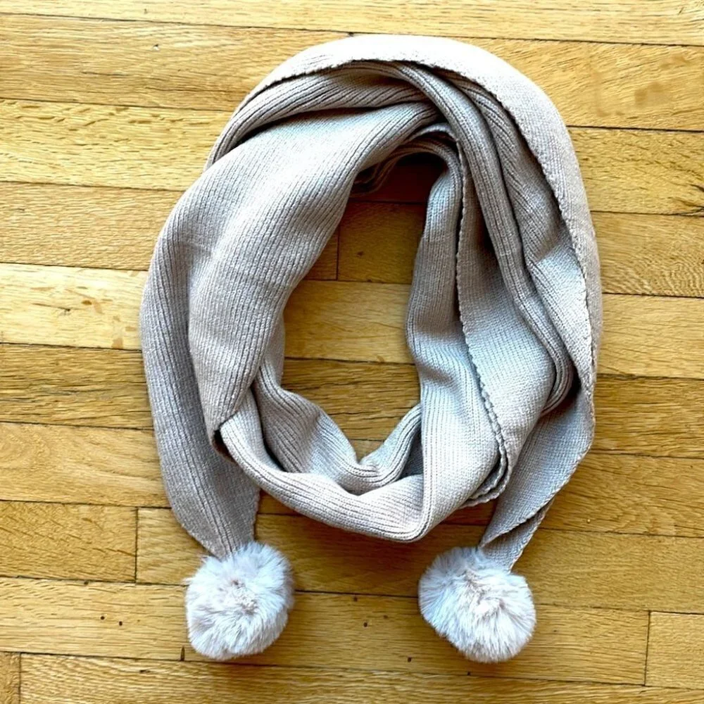 𝅺🤍 Charming winter scarf in beige with pompons